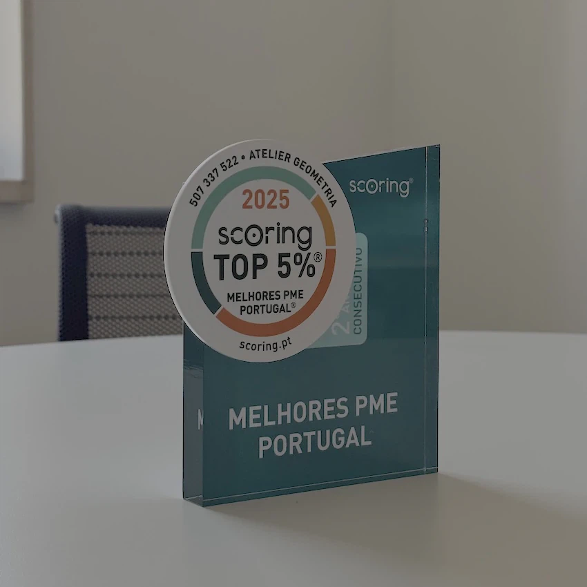 Troféu SCORING TOP 5% Melhores PME de Portugal 2025, em acrílico, com o selo do segundo ano consecutivo, numa mesa do atelier