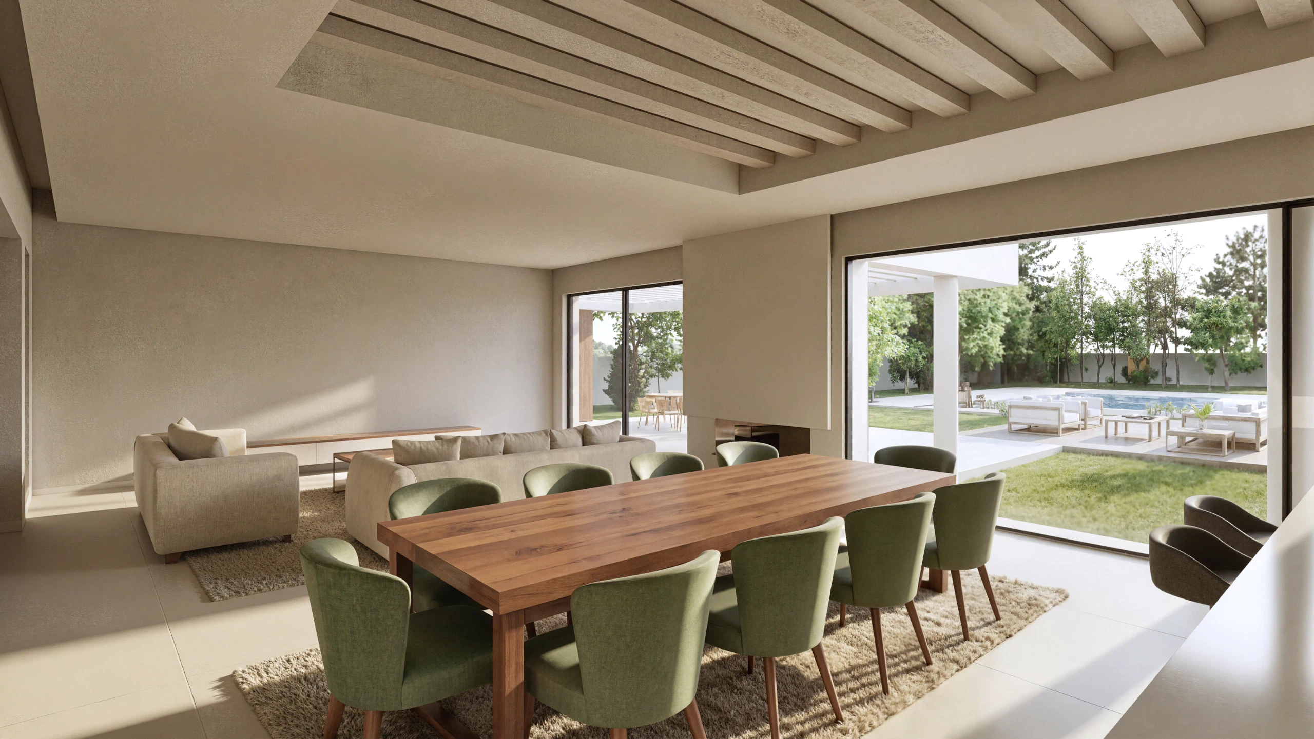 Sala e zona de refeições sob um tecto de vigas de madeira, com a mesa de dez lugares junto ao vão corrido que abre para o relvado e a piscina.