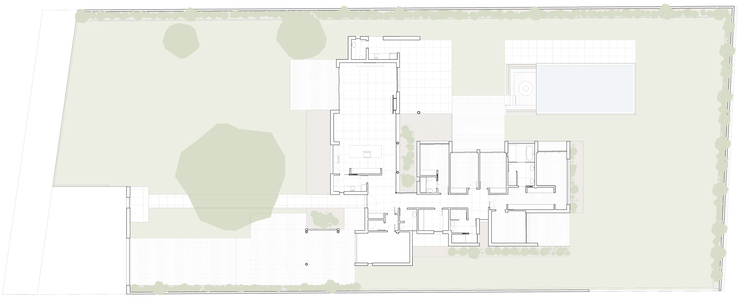 Planta de implantação: os dois corpos em L sobre a parcela, com a oliveira no logradouro frontal, a piscina a nascente e a sebe a delimitar o terreno.